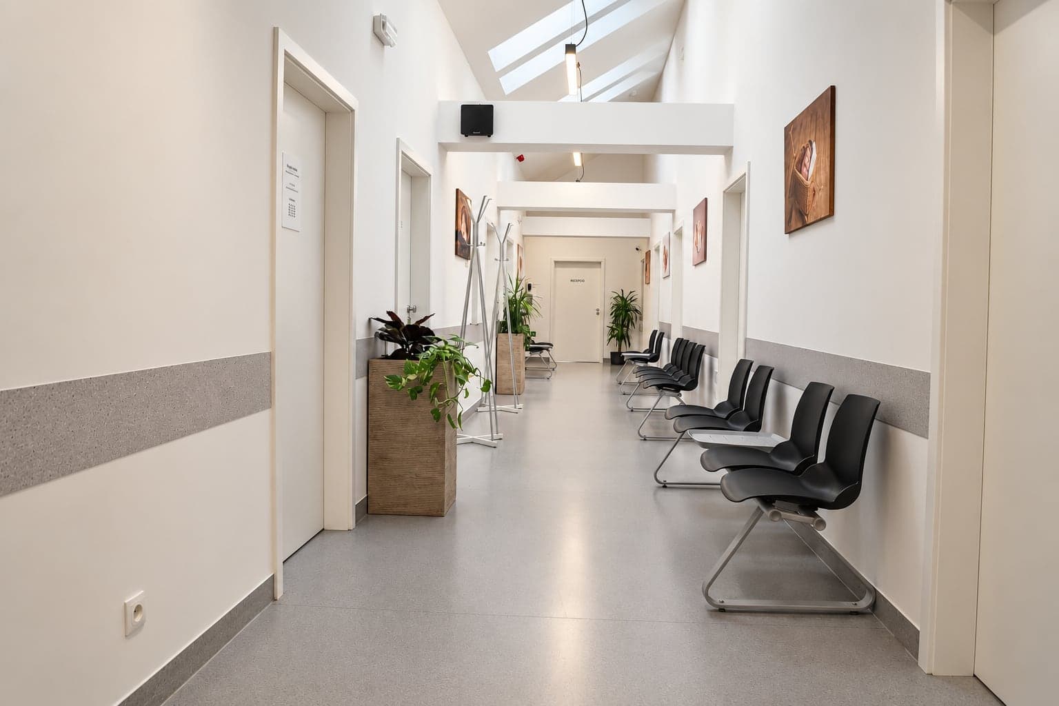 Čekárna na chodbě kliniky se střešními okny