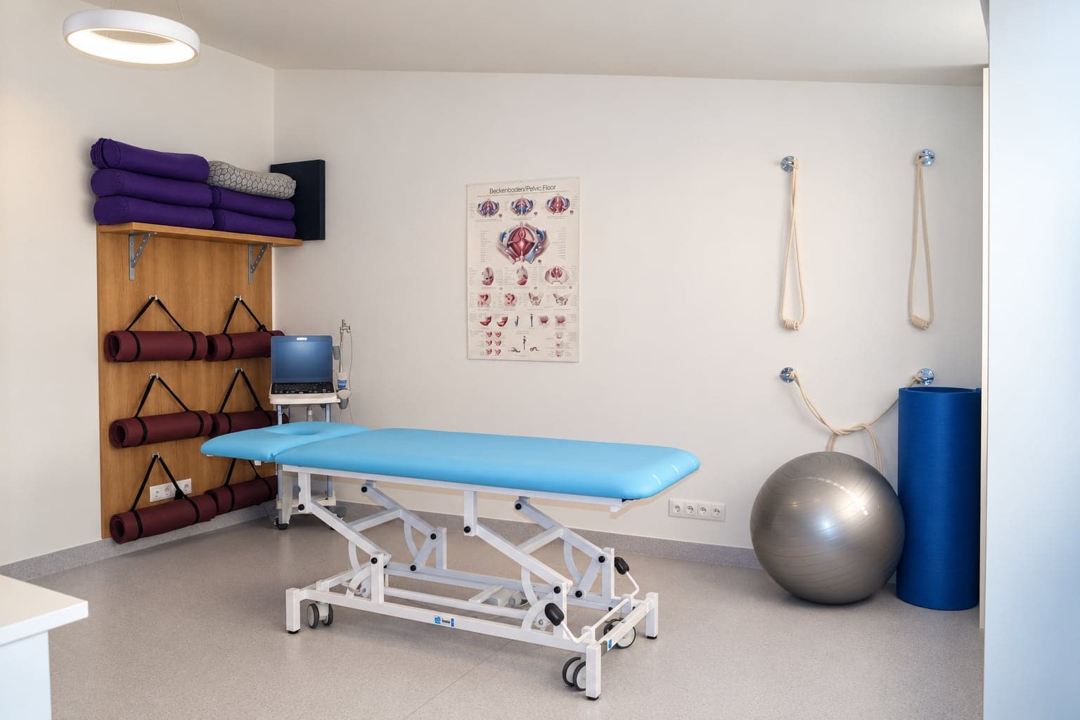 Fyzioterapeutická místnost s lehátkem, podložkami a gymnastickým míčem