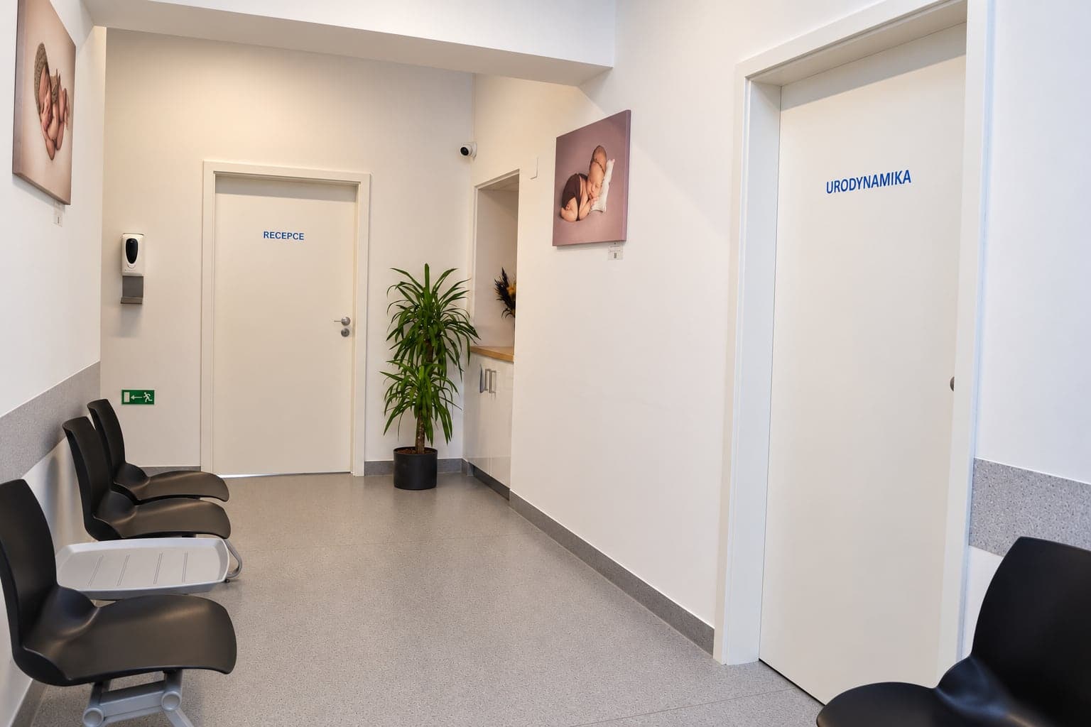 Čekárna u dveří recepce a urodynamiky
