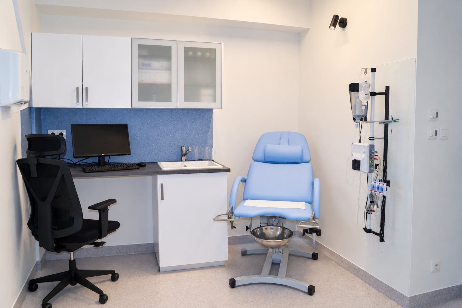 Pracoviště pro urodynamické vyšetření s vyšetřovacím křeslem